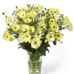 Een bouquet van gele Ranunculus Butterfly in de vaas